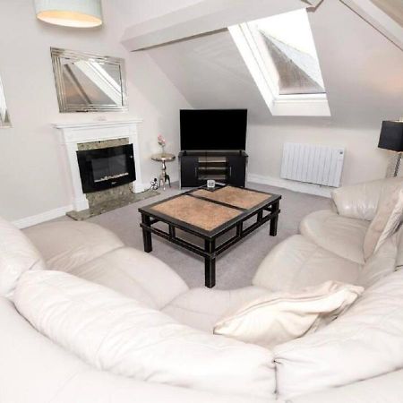 Sandmartin - Top Floor 3-Bed Apartment Sea Views & Parking Scarborough Buitenkant foto