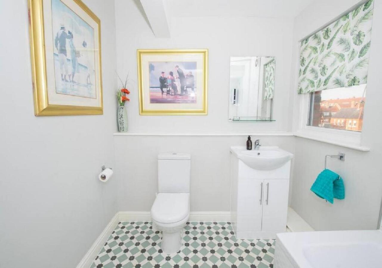 Sandmartin - Top Floor 3-Bed Apartment Sea Views & Parking Scarborough Buitenkant foto
