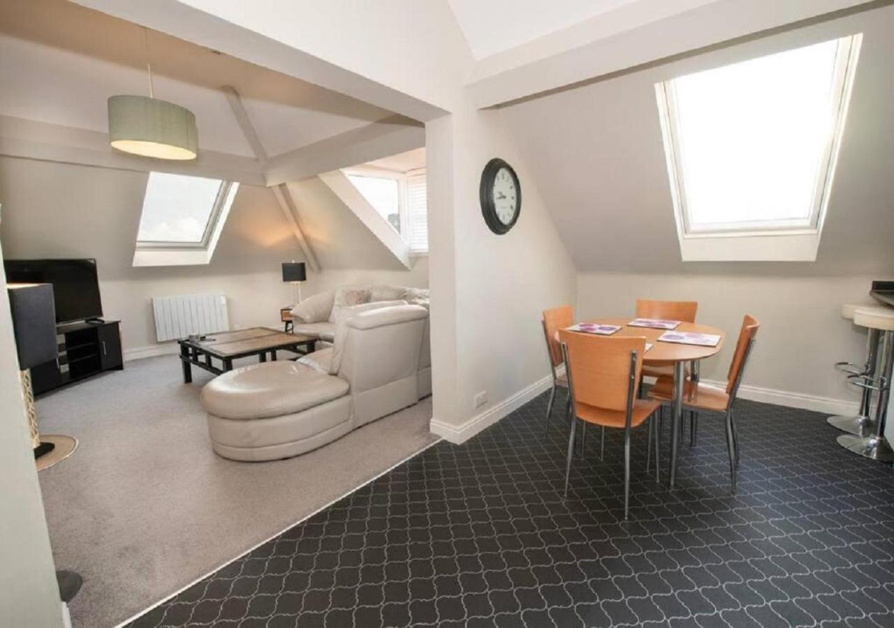 Sandmartin - Top Floor 3-Bed Apartment Sea Views & Parking Scarborough Buitenkant foto